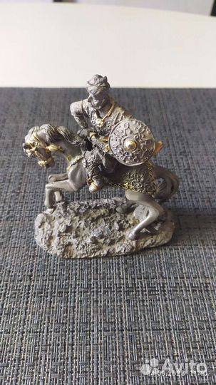 Статуэтка всадник на коне