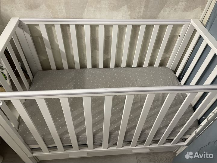 Детская кроватка с маятником и ящиком
