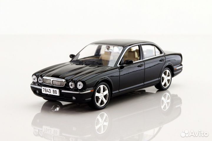 1/43 Jaguar XJ8 2007 & Daimler Super Eight - 2009