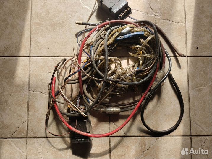 Усилитель Hertz EP4 с проводами