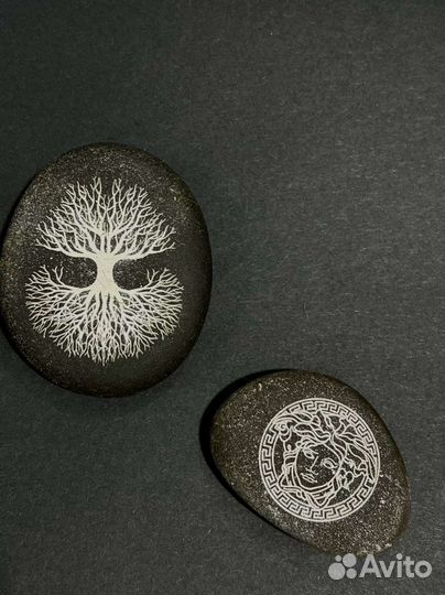 Камни с гравировкой