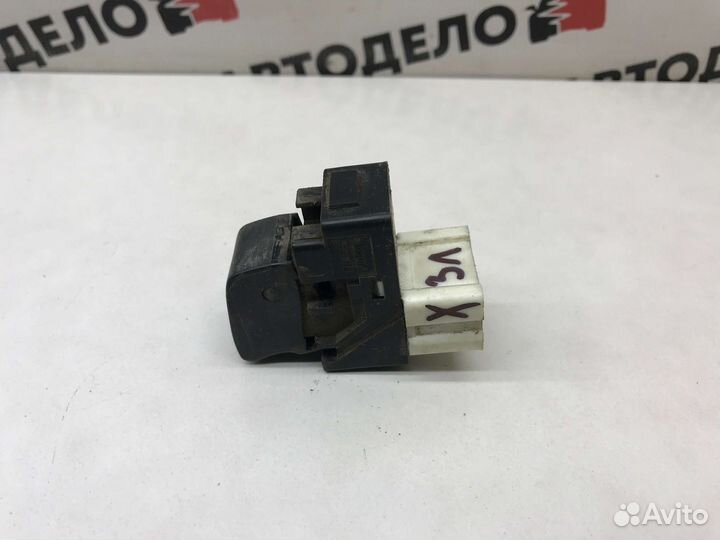 Кнопка стеклоподъемника з/л Nissan Maxima A33 2000