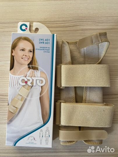 Бандаж на лучезапястный сустав левый