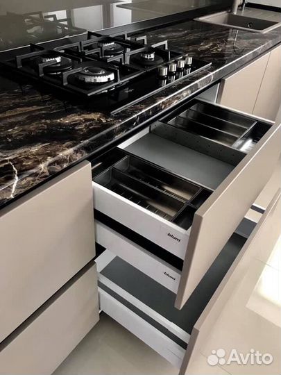 Кухонный гарнитур без ручек. Рассрочка