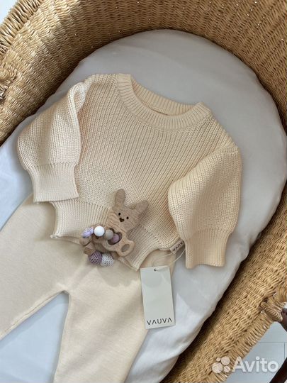 Вязаный костюм для девочки на весну