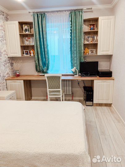 Мебель в детскую, рабочая зона у окна