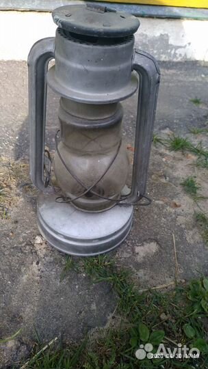 Керосиновая лампа, хомут и чесало