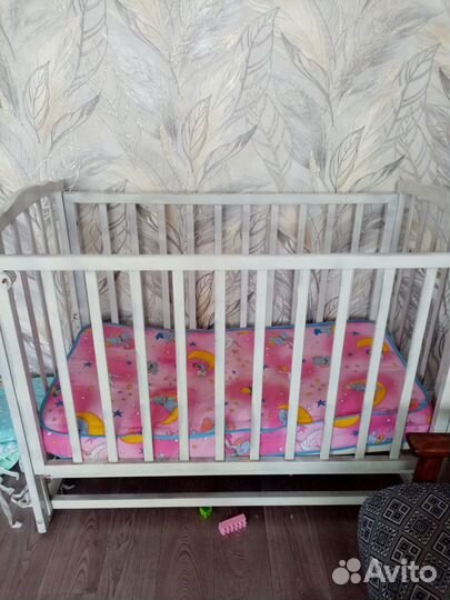 Детская кроватка с маятником