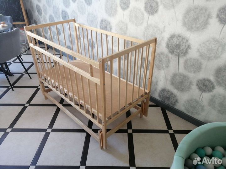 Детская кроватка с поперечным маятником