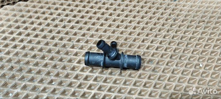 Тройник системы охлаждения Volkswagen Golf 5K1