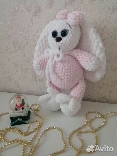 Плюшевый заяц вязаный