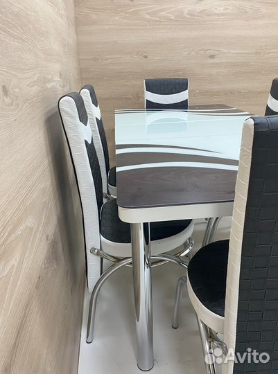 Стол со стульями на кухню