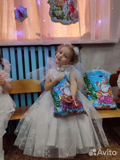 Продаю платье снежинки