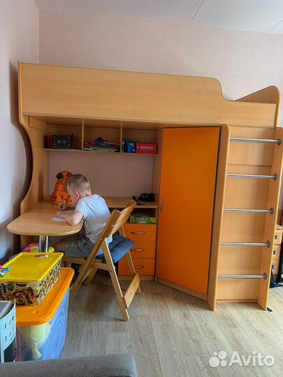 Кровать чердак со столом и шкафом