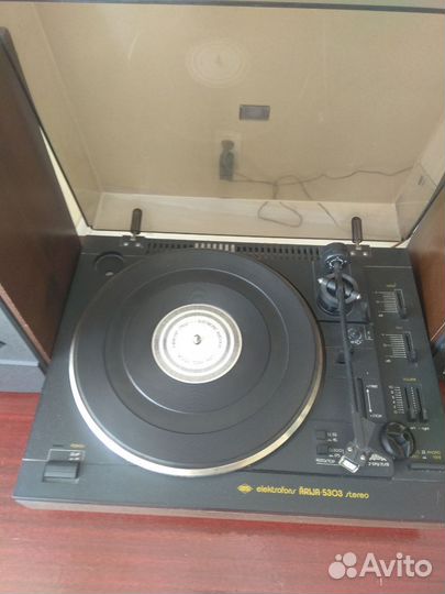 Проигрыватель винила и две колонки Радиотехника