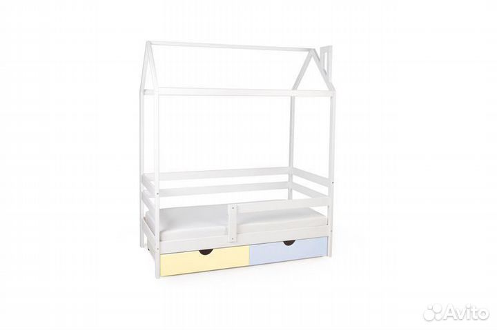 Кроватка из натурального дерева с бортиком для мал