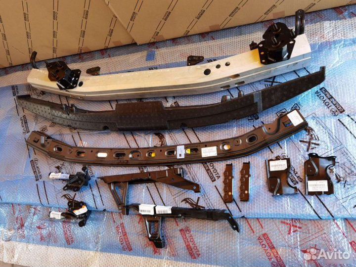 Усилитель бампера передний Toyota Land Cruiser 200