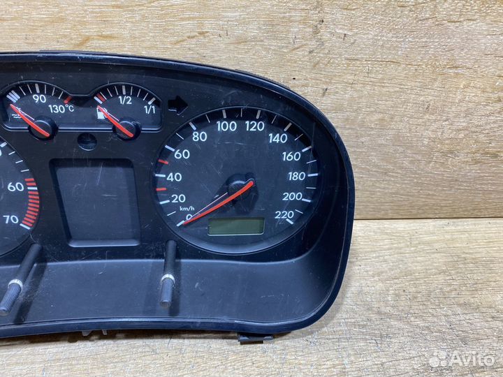 Панель приборов Volkswagen Golf 4 бензин 112710