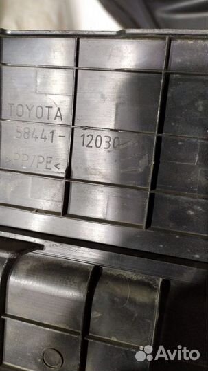 Накладка радиатора верхняя Toyota Corolla 150