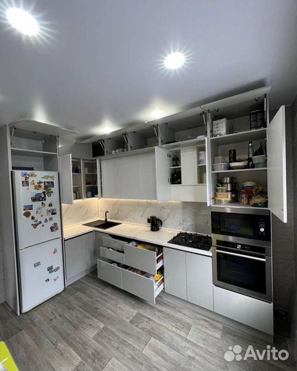 Угловая кухня с подсветкой