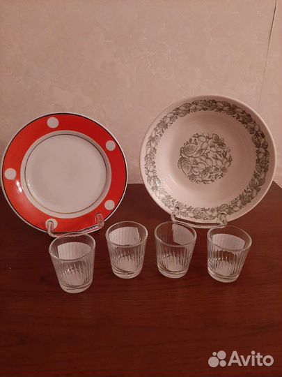 Тарелки десертные, стопки