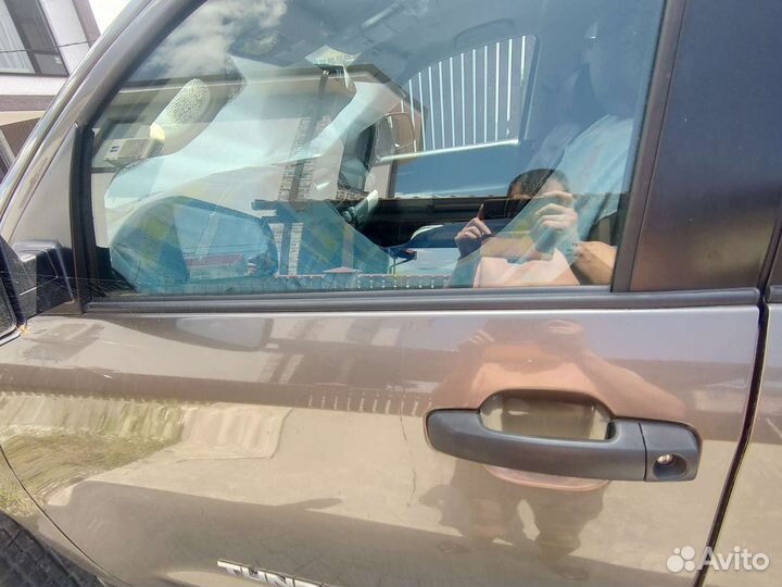 Уплотнитель стекла двери toyota tundra