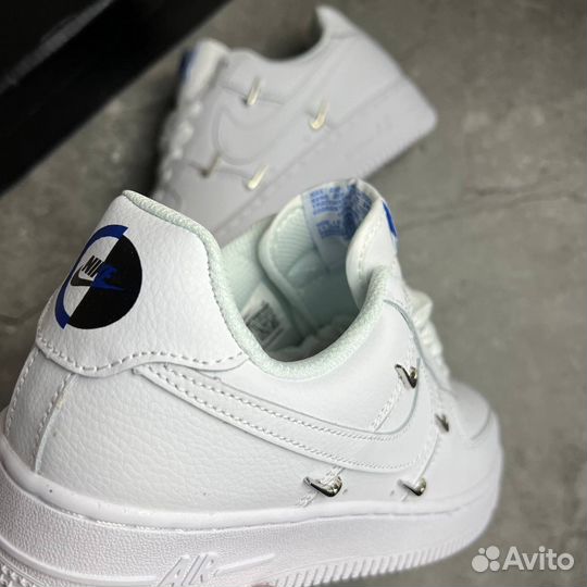 Nike air force 1 silver logo