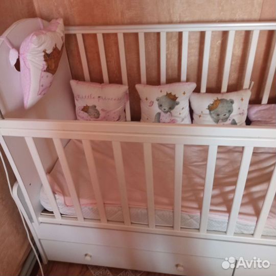 Детская кровать с маятником и комодом