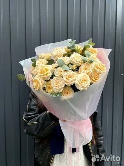 Монобукет из 7 кустовых роз с эвкалиптом