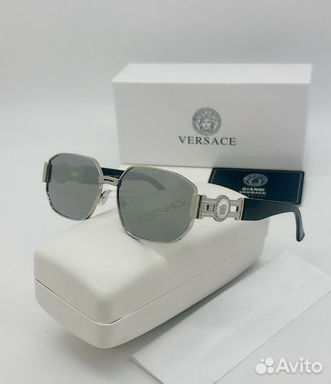 Солнцезащитные очки Versace