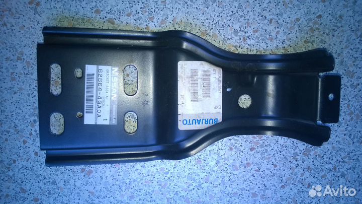 Кронштейн усилителя переднего бампера правый Q50