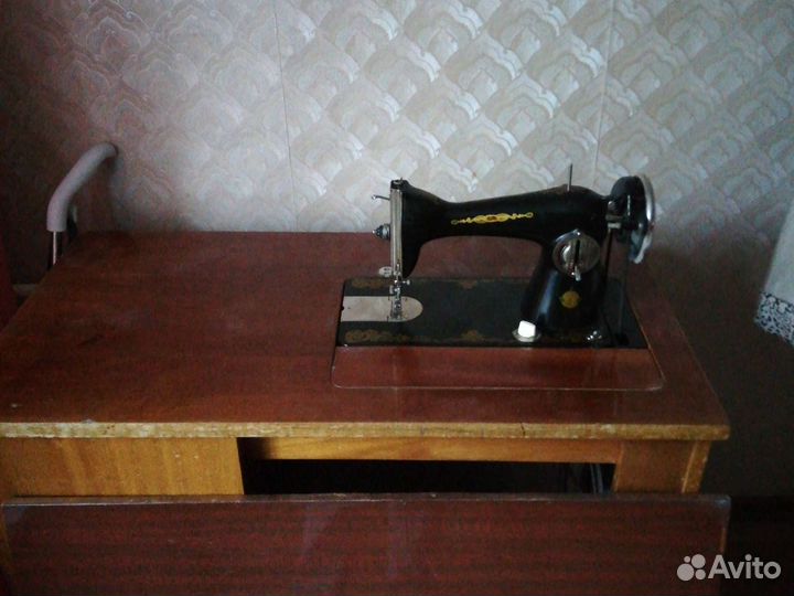 Швейная машинка со столом