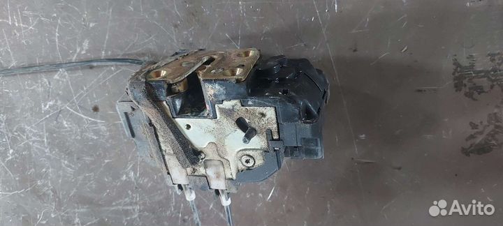 Замок двери задний правый на Nissan Murano