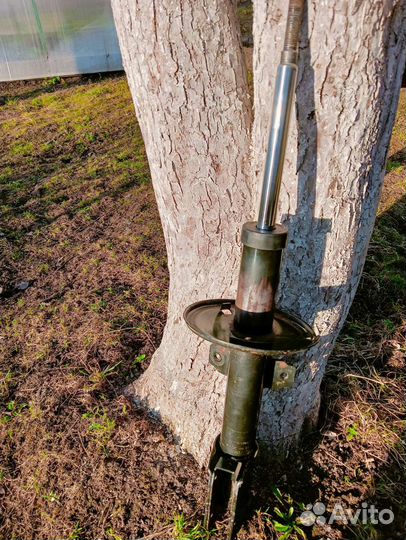 Передня стойка амортизатора duster