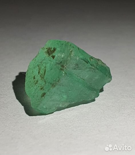 Изумруд (берилл) натуральный кристалл Урал