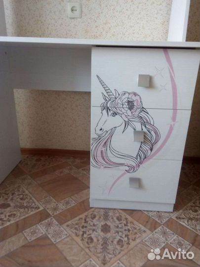 Письменный компьютерный стол