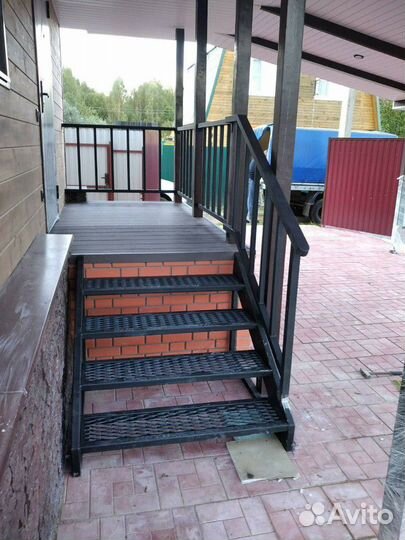 Крыльцо входная группа с площадкой, с ковкой