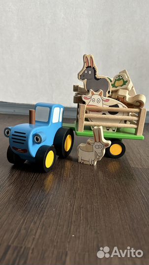 Синий трактор с прицепом деревянный
