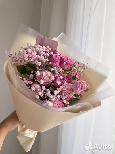 Букет из пион кустовых роз и гипсофилы доставка