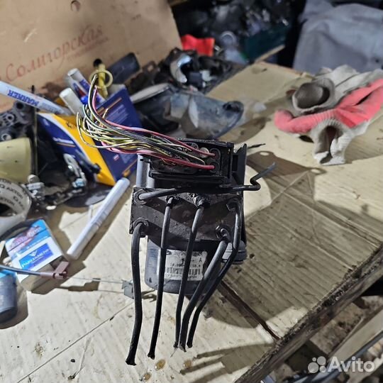 Блок ABS (насос) Ford Focus 1 98AG2M110CA