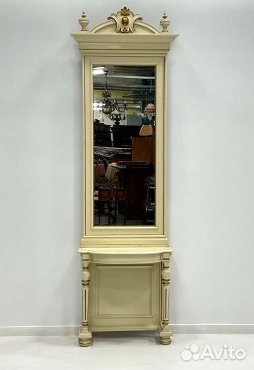 Старинная консоль с зеркалом