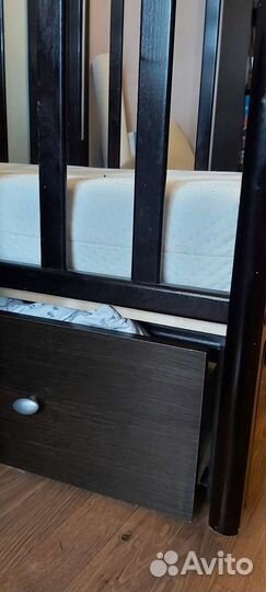 Детская кроватка с маятником, матрасом и ящиком