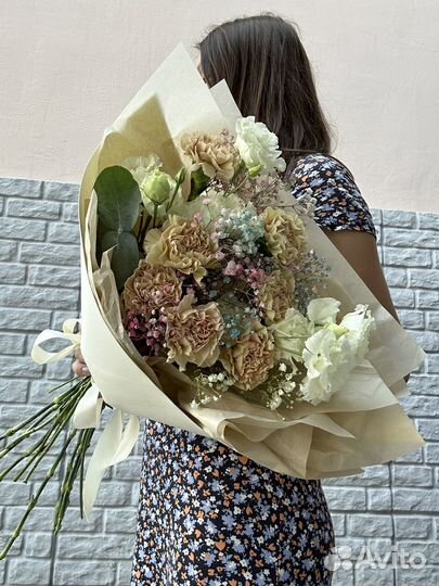 Букет из эустомы гипсофилы и диантусов