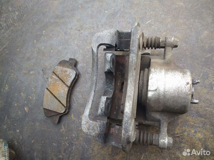 Суппорт передний левый KIA Rio 4/Hyundai Solaris 2