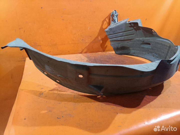 Подкрылок Honda Stream RN1 передний правый