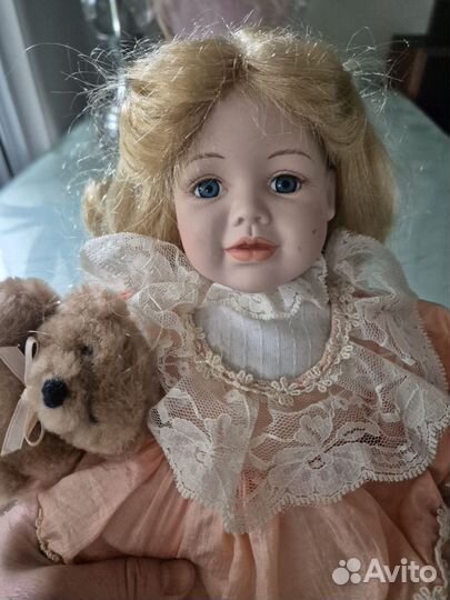 Кукла фарфоровая с мишкой