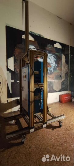 Вертикальный принтер для печати на стенах