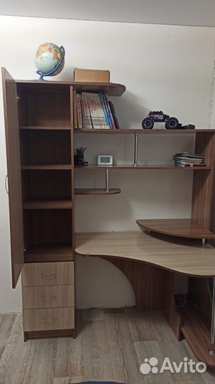 Стол с вместительным шкафом