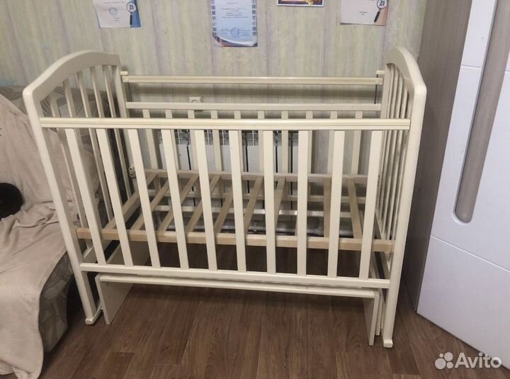 Детская кроватка с маятником