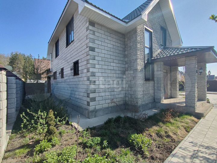 Коттедж 299 м² на участке 6 сот.